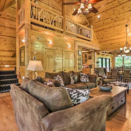 Expansive Smoky Mountain Retreat With Hot Tub And Deck Vila